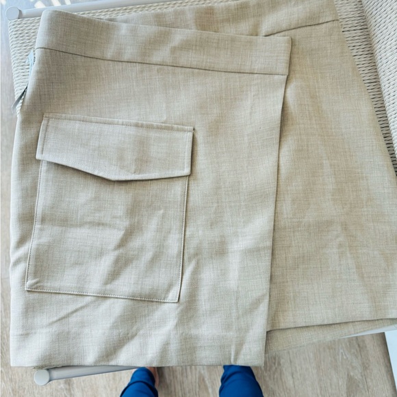 Aritzia “Happy Hour Skirt” Babaton. NEW never worn - Picture 8 of 8